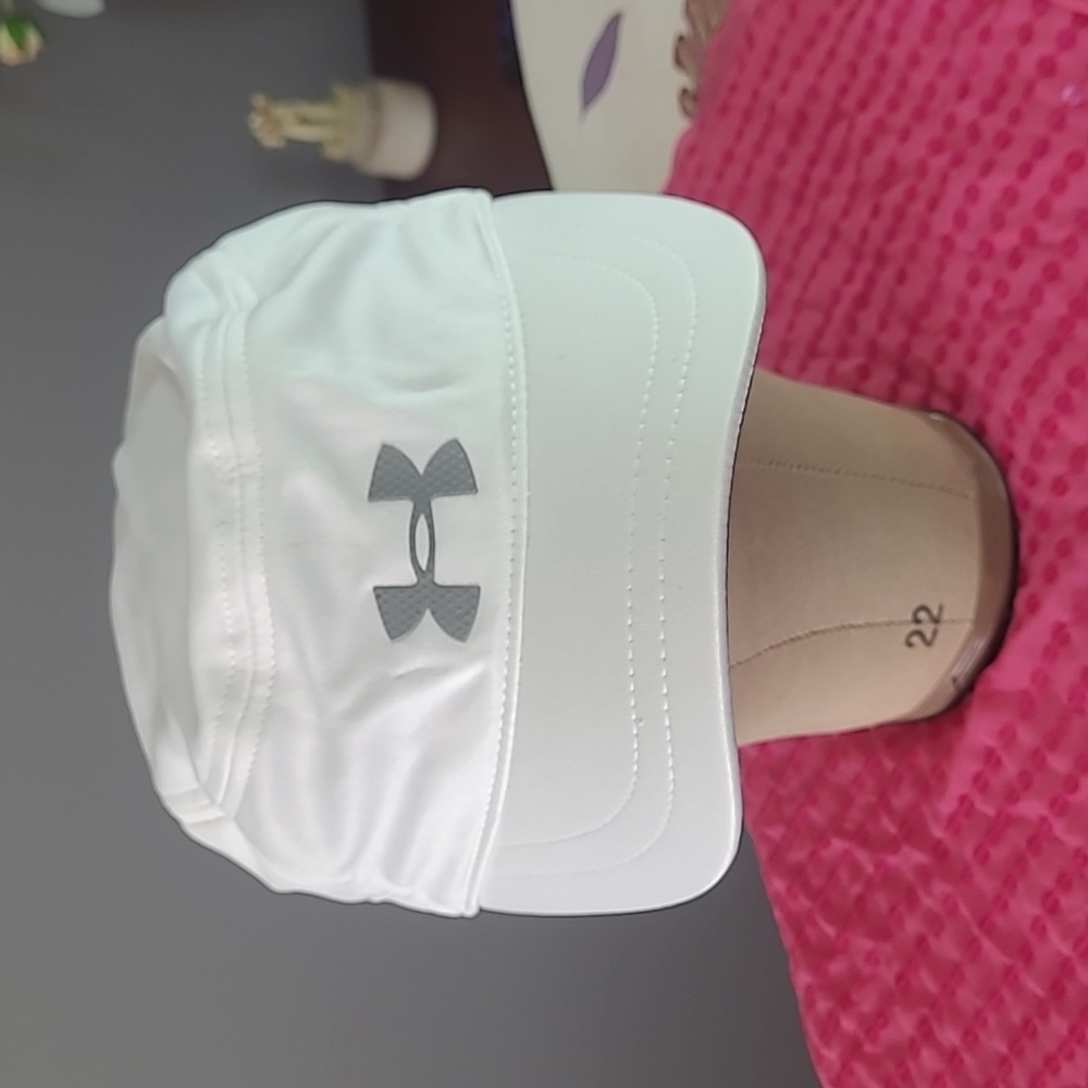 NEWER UNDER ARMOUR GOLF CAP